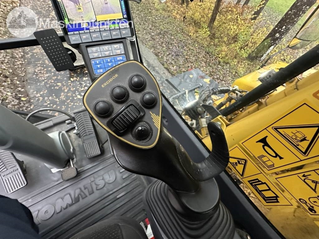 Pelle sur pneus Komatsu PW 148-11 med vagn och redskap: photos 18 Pelle sur pneus Komatsu PW 148-11 med vagn och redskap: photos 18