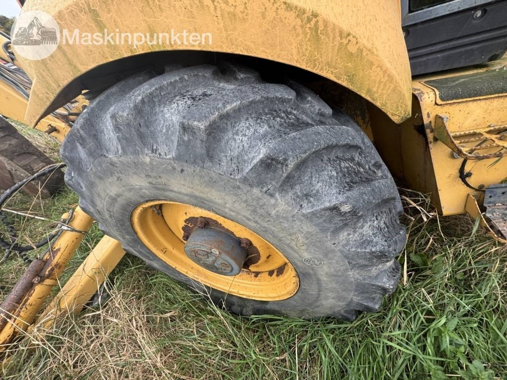 Tractopelle New Holland LB 115: photos 45 Tractopelle New Holland LB 115: photos 45