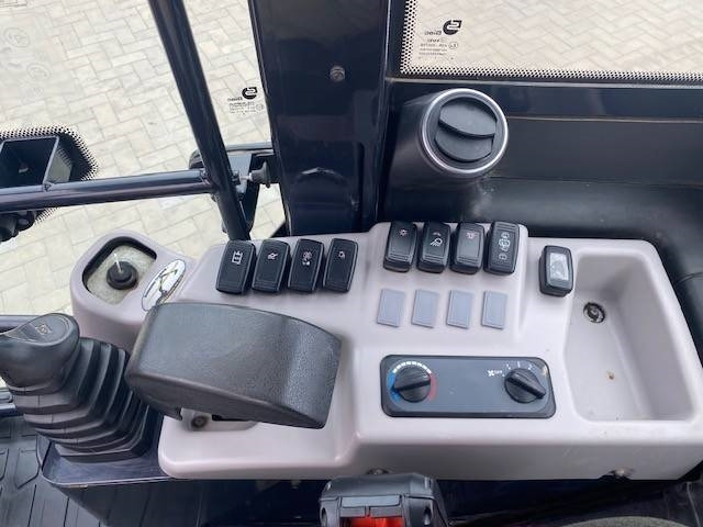 Chargeuse sur pneus Kubota R 070: photos 13