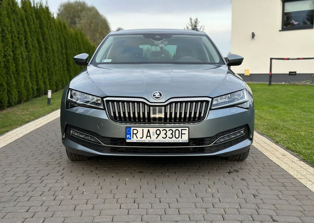 Skoda Superb 2.0 TDI SCR Style DSG - Voiture break: photos 2 Skoda Superb 2.0 TDI SCR Style DSG - Voiture break: photos 2