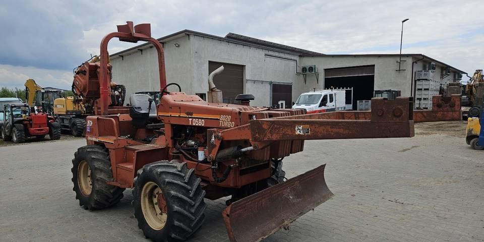 Pługoukładacz wibropług Ditch Witch 8020 Turbo układanie kabli światłowód - Engins de chantier: photos 4 Pługoukładacz wibropług Ditch Witch 8020 Turbo układanie kabli światłowód - Engins de chantier: photos 4