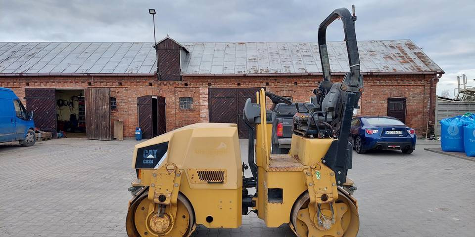 Walec Caterpillar CB24 2700 kg CAT - Compacteur: photos 2 Walec Caterpillar CB24 2700 kg CAT - Compacteur: photos 2