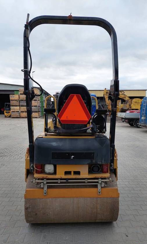 Walec Caterpillar CB24 2700 kg CAT - Compacteur: photos 4 Walec Caterpillar CB24 2700 kg CAT - Compacteur: photos 4