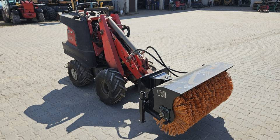Zamiatarka szczotka do miniładowarki Avant, Ditch Witch - Balayeuse industrielle: photos 1 Zamiatarka szczotka do miniładowarki Avant, Ditch Witch - Balayeuse industrielle: photos 1
