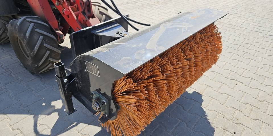 Zamiatarka szczotka do miniładowarki Avant, Ditch Witch - Balayeuse industrielle: photos 5 Zamiatarka szczotka do miniładowarki Avant, Ditch Witch - Balayeuse industrielle: photos 5