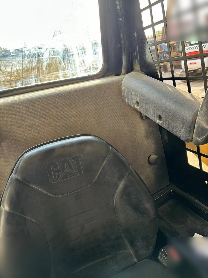 CATERPILLAR 226B - Mini chargeuse: photos 4 CATERPILLAR 226B - Mini chargeuse: photos 4