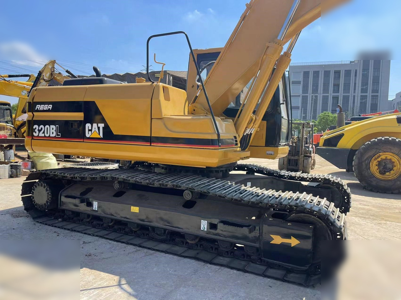 CATERPILLAR 320BL - Pelle sur chenille: photos 4 CATERPILLAR 320BL - Pelle sur chenille: photos 4