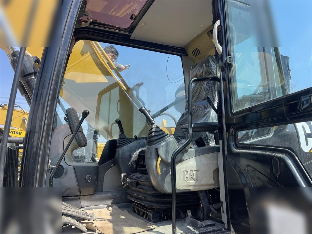 CATERPILLAR 320D2 - Pelle sur chenille: photos 5 CATERPILLAR 320D2 - Pelle sur chenille: photos 5