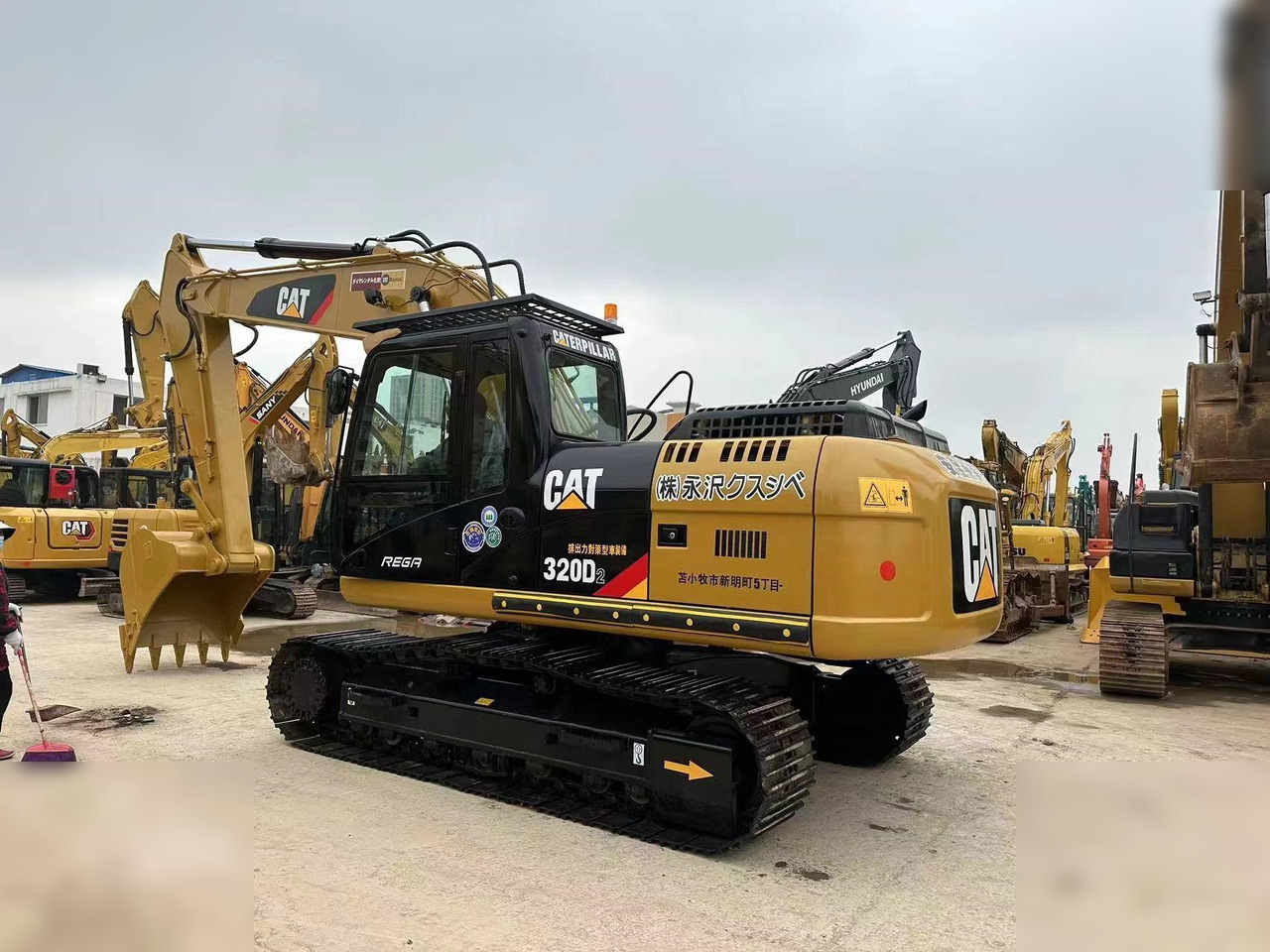CATERPILLAR 320D2 - Pelle sur chenille: photos 1 CATERPILLAR 320D2 - Pelle sur chenille: photos 1