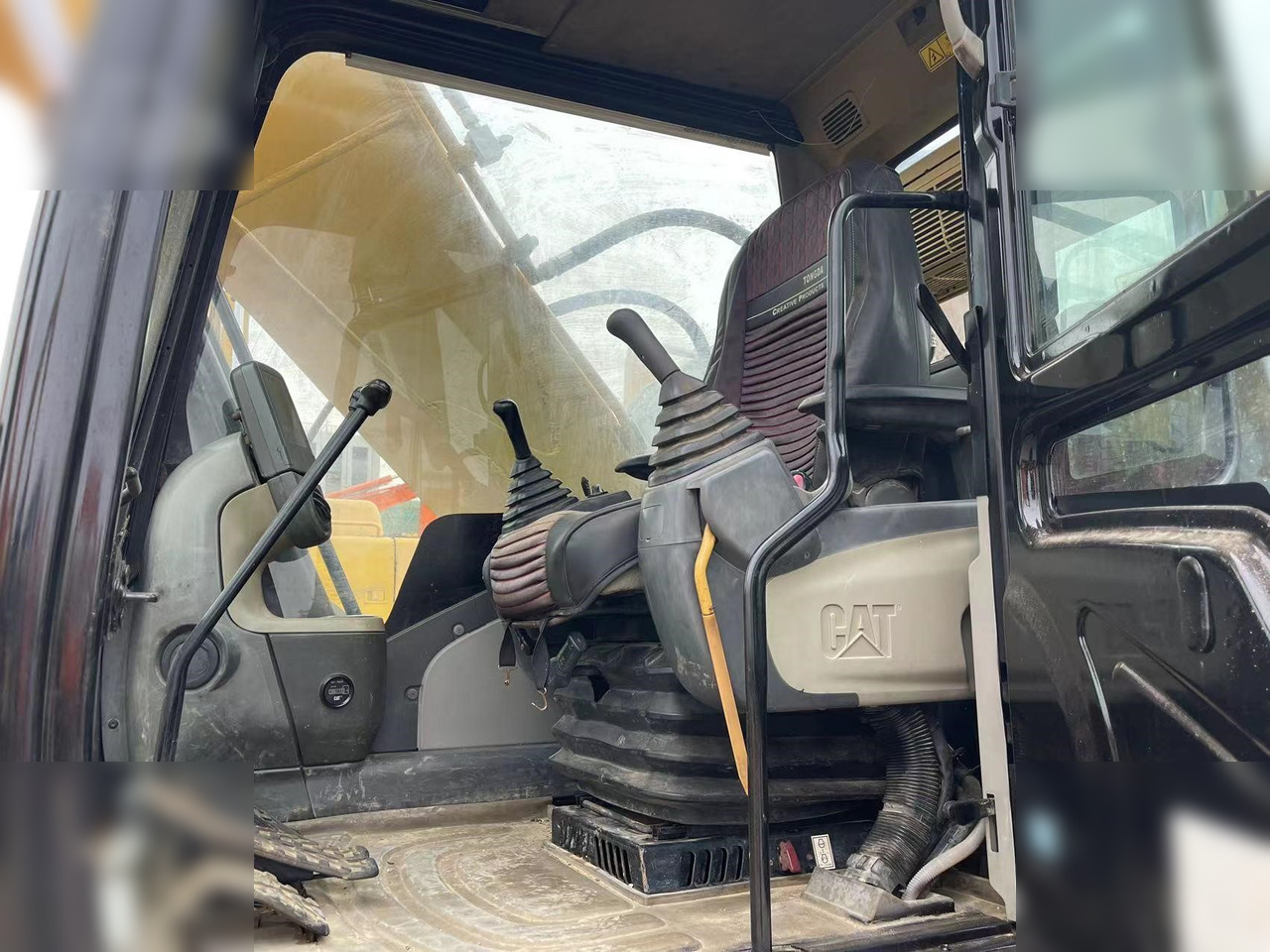 CATERPILLAR 320D2 - Pelle sur chenille: photos 5 CATERPILLAR 320D2 - Pelle sur chenille: photos 5