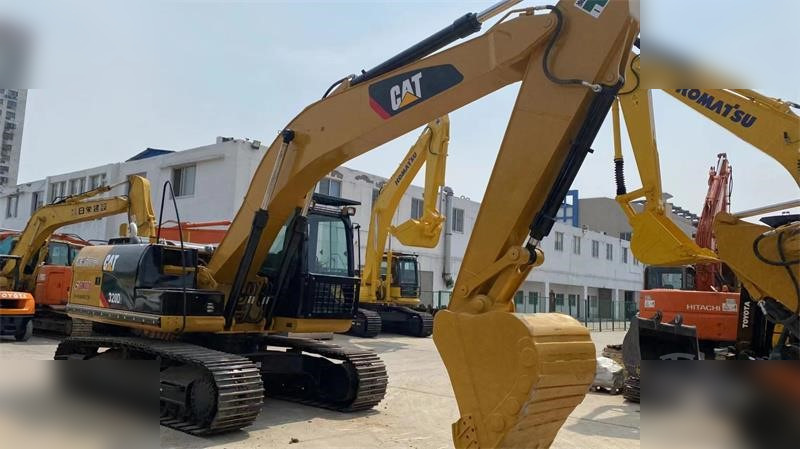 CATERPILLAR 320D2 - Pelle sur chenille: photos 4 CATERPILLAR 320D2 - Pelle sur chenille: photos 4