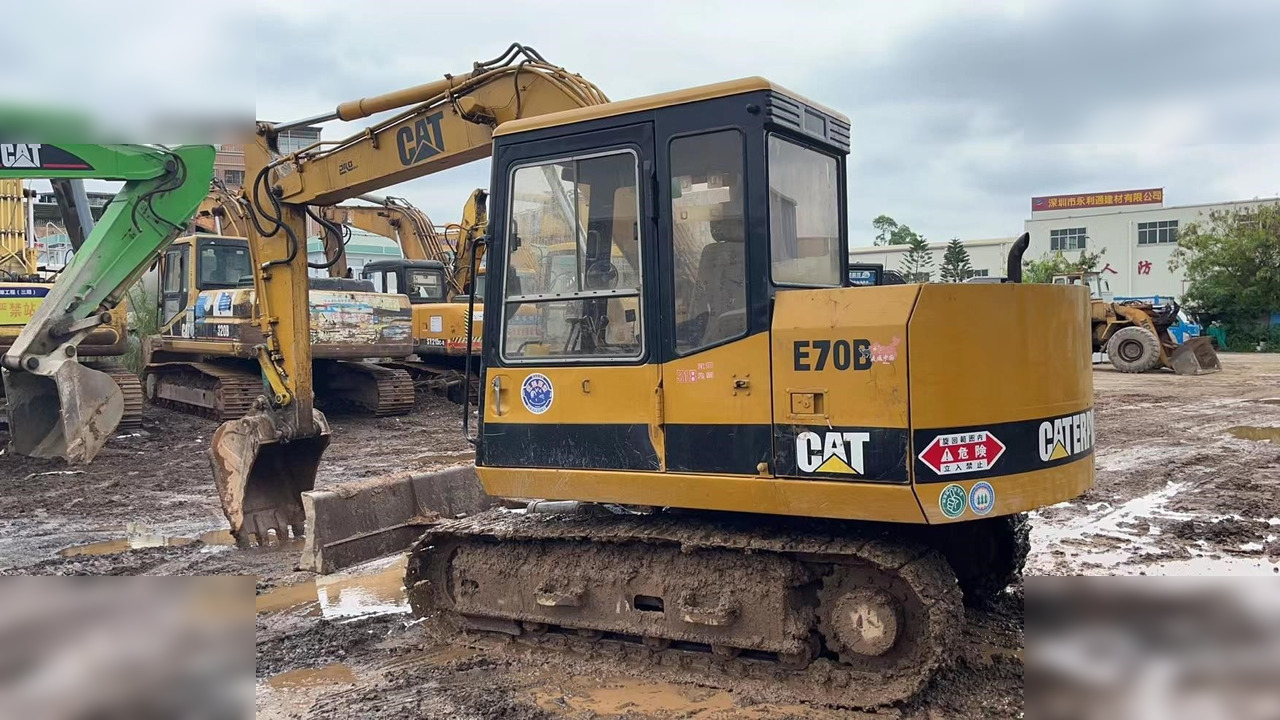 CATERPILLAR E70B - Pelle sur chenille: photos 2 CATERPILLAR E70B - Pelle sur chenille: photos 2