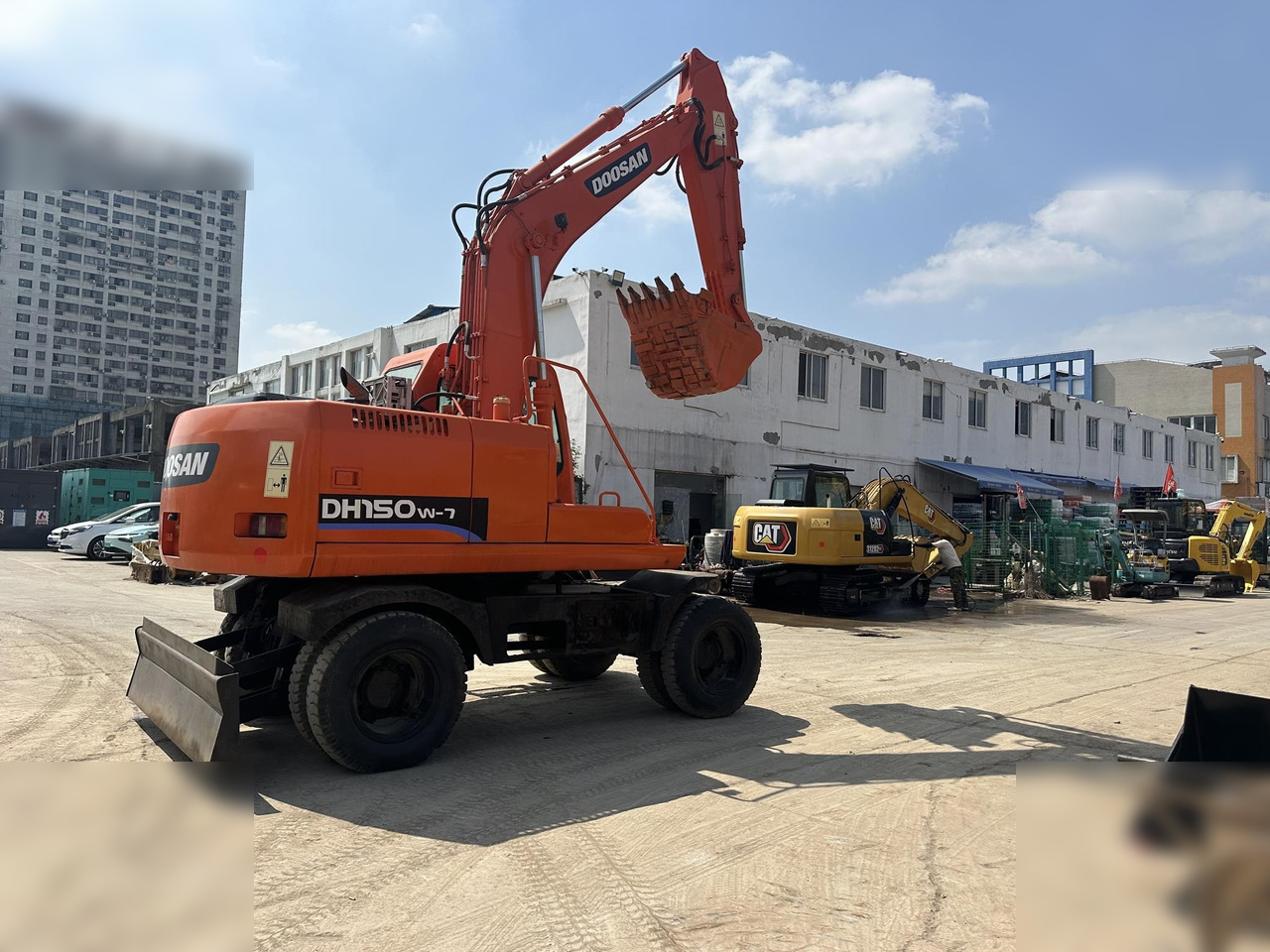 DOOSAN DH150W-7 - Pelle sur pneus: photos 1 DOOSAN DH150W-7 - Pelle sur pneus: photos 1