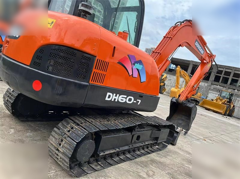 DOOSAN DH60-7 - Pelle sur chenille: photos 3 DOOSAN DH60-7 - Pelle sur chenille: photos 3