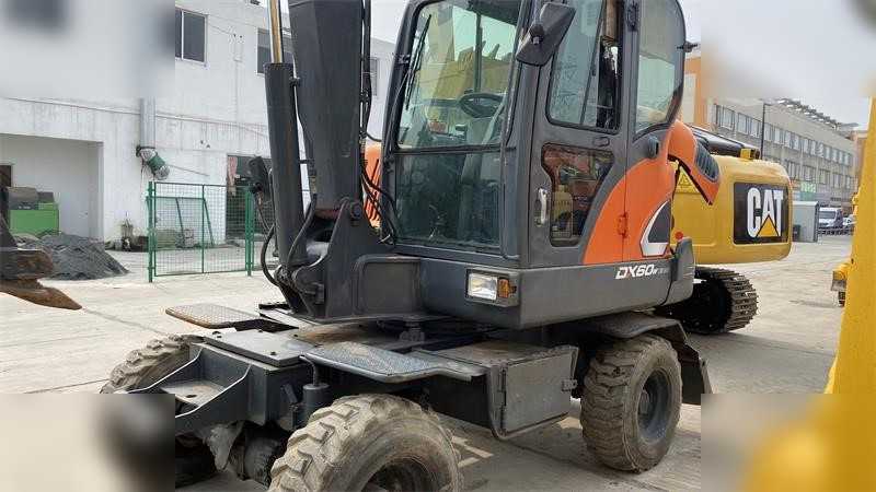 DOOSAN DX60W ECO - Pelle sur pneus: photos 5 DOOSAN DX60W ECO - Pelle sur pneus: photos 5
