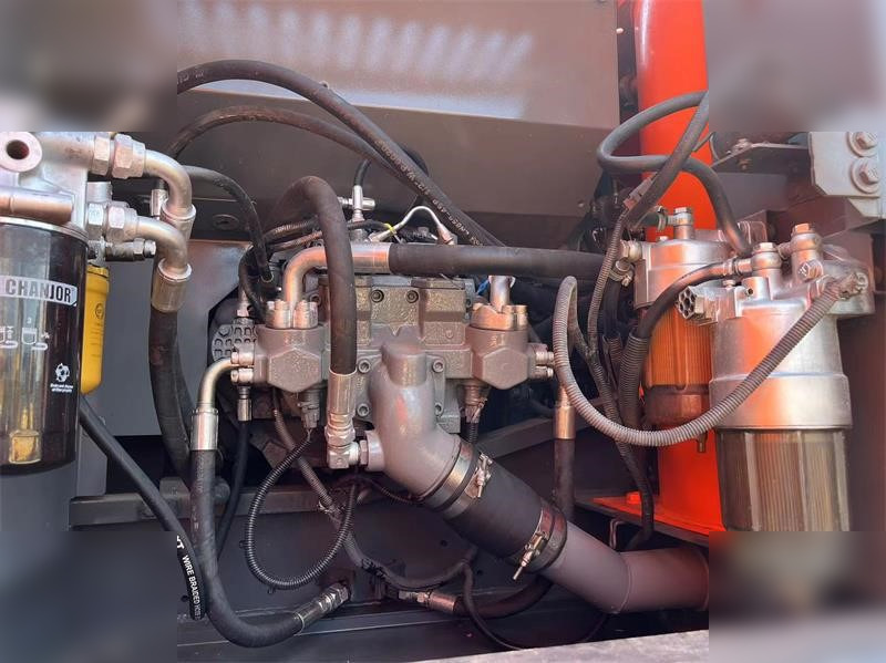 HITACHI ZX240-3 - Pelle sur chenille: photos 5 HITACHI ZX240-3 - Pelle sur chenille: photos 5