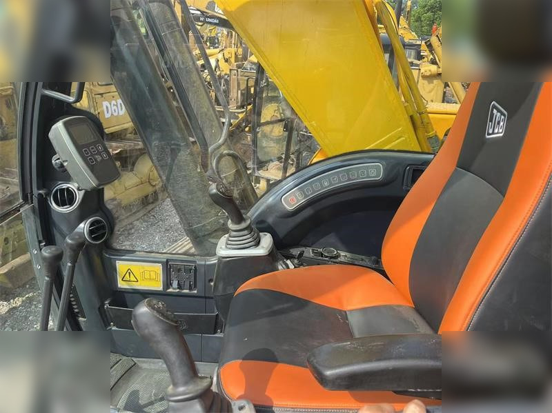 Pelle sur chenille JCB JS220 LC: photos 7