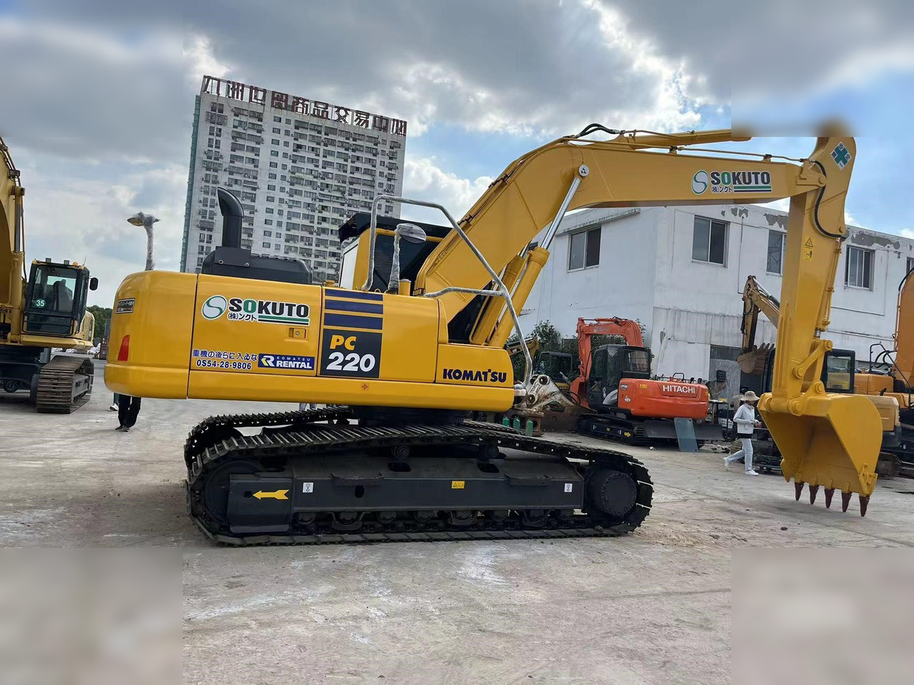 KOMATSU PC220-8 - Pelle sur chenille: photos 1 KOMATSU PC220-8 - Pelle sur chenille: photos 1