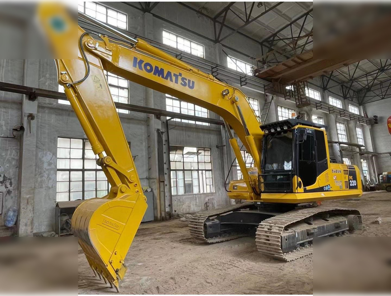 KOMATSU PC220-8N1 - Pelle sur chenille: photos 1 KOMATSU PC220-8N1 - Pelle sur chenille: photos 1