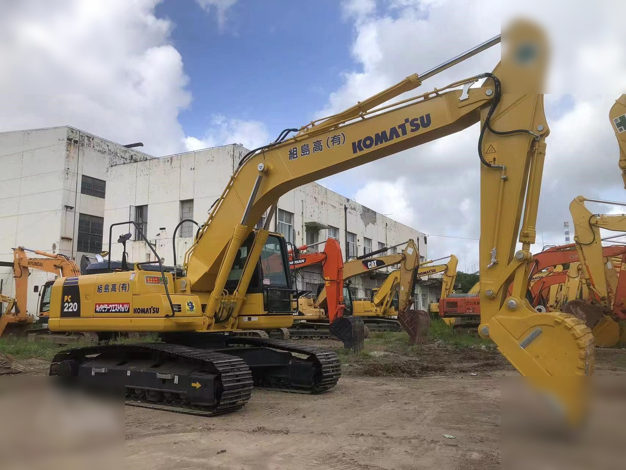 KOMATSU PC220-8N1 - Pelle sur chenille: photos 2 KOMATSU PC220-8N1 - Pelle sur chenille: photos 2