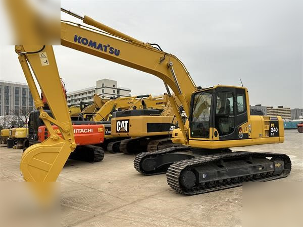 KOMATSU PC240 LC-8 - Pelle sur chenille: photos 2 KOMATSU PC240 LC-8 - Pelle sur chenille: photos 2