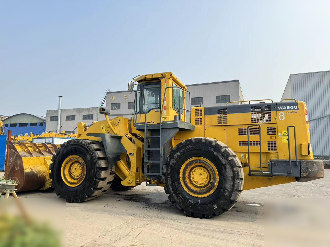 KOMATSU WA600-3 - Chargeuse sur pneus: photos 1 KOMATSU WA600-3 - Chargeuse sur pneus: photos 1