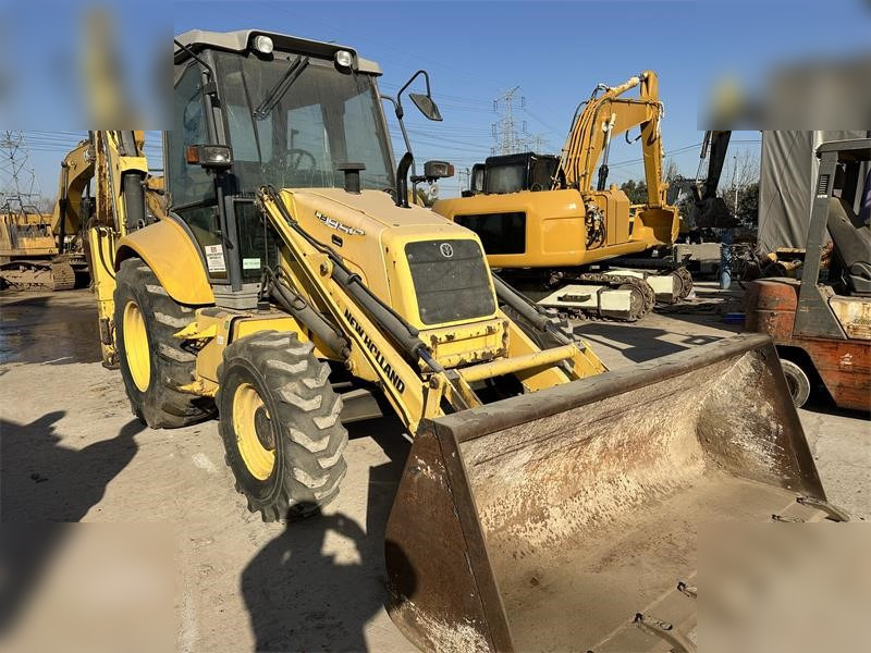 NEW HOLLAND LB95B-4PT - Tractopelle: photos 3 NEW HOLLAND LB95B-4PT - Tractopelle: photos 3