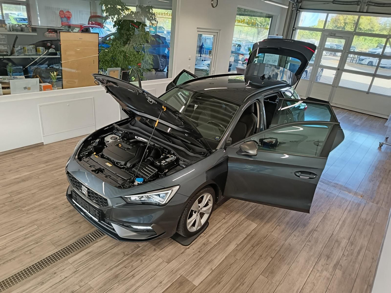 Seat Leon Sportstourer 1,5TSI FR*NAVI*LED*SOUND*R-KAM - Voiture break: photos 2 Seat Leon Sportstourer 1,5TSI FR*NAVI*LED*SOUND*R-KAM - Voiture break: photos 2