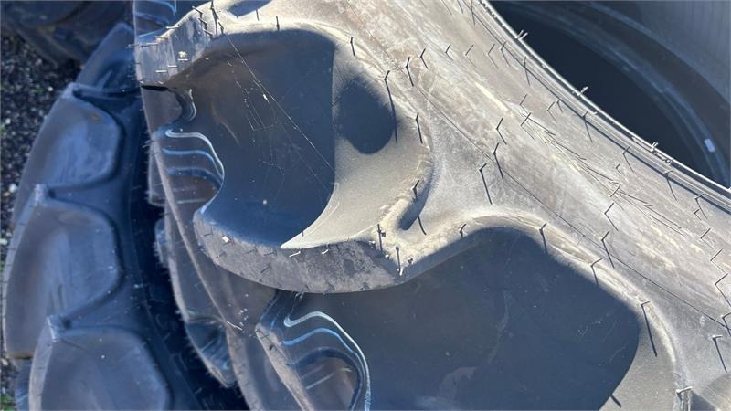 Mitas 420/85R38 & 340/85R28 - Pneu pour Véhicule de voirie/ Spécial: photos 2 Mitas 420/85R38 & 340/85R28 - Pneu pour Véhicule de voirie/ Spécial: photos 2