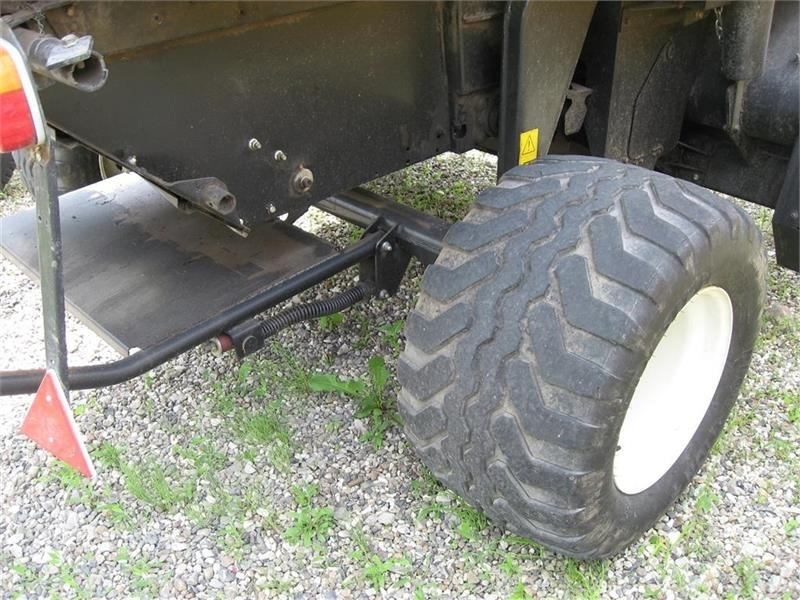 New Holland BR7070 med SUPER FEED - Presse à balles rondes: photos 4 New Holland BR7070 med SUPER FEED - Presse à balles rondes: photos 4