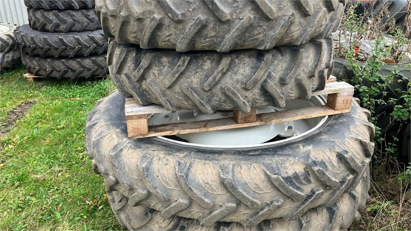 Taurus 270/95R32 - 300/95R46 - Pneu pour Machine agricole: photos 1 Taurus 270/95R32 - 300/95R46 - Pneu pour Machine agricole: photos 1