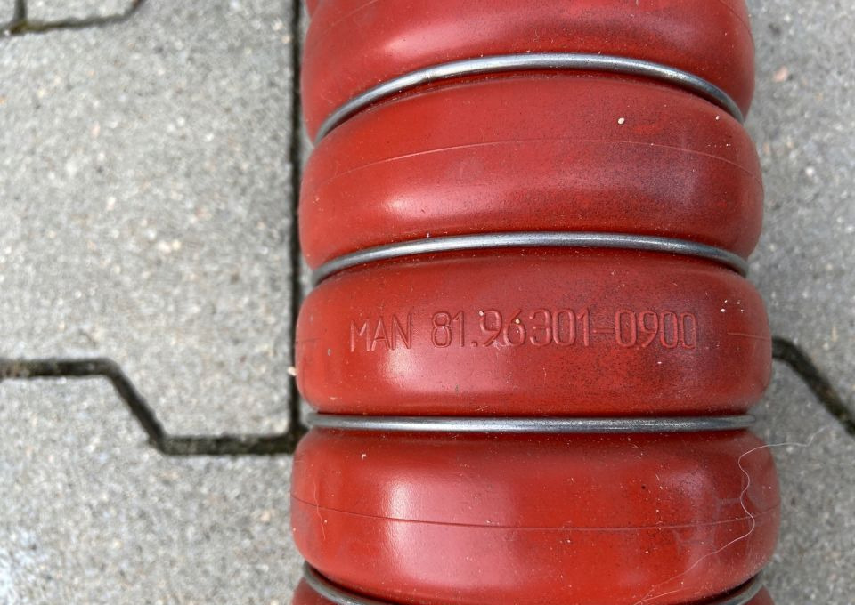 Guma chłodnicy MAN TGX TGS TG3 NOWA łącznik - Radiateur pour Camion: photos 3 Guma chłodnicy MAN TGX TGS TG3 NOWA łącznik - Radiateur pour Camion: photos 3