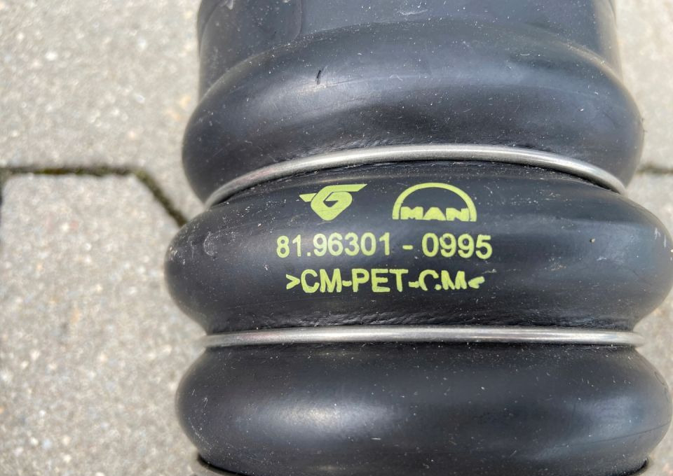 Guma chłodnicy MAN TGX TGS TG3 NOWA łącznik - Radiateur pour Camion: photos 2 Guma chłodnicy MAN TGX TGS TG3 NOWA łącznik - Radiateur pour Camion: photos 2