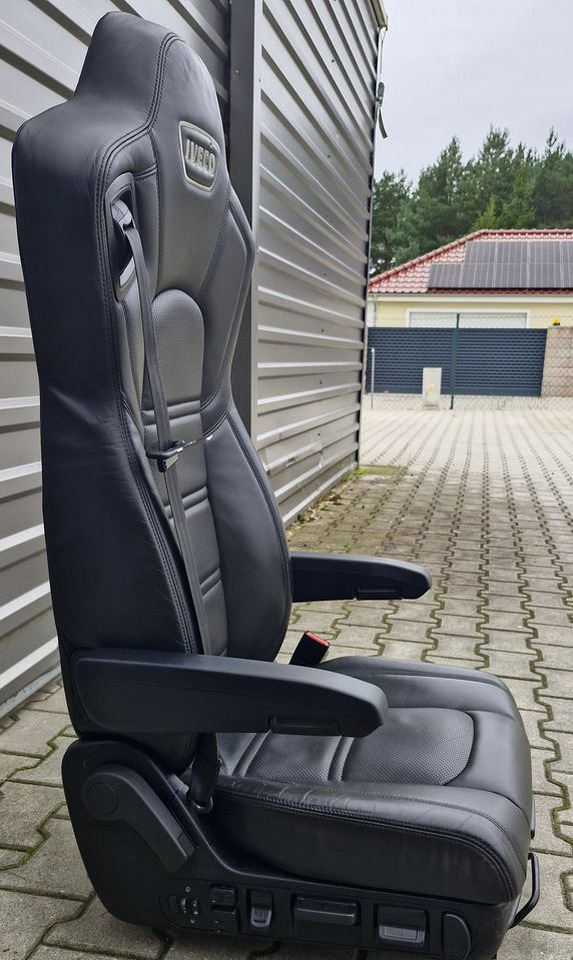 IVECO STRALIS S WAY FOTEL PASAŻERA - Cabine et intérieur: photos 3 IVECO STRALIS S WAY FOTEL PASAŻERA - Cabine et intérieur: photos 3