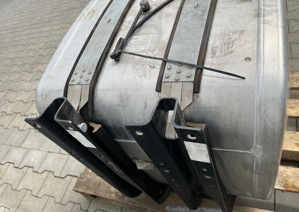 Zbiornik paliwa MAN TGX TGS 250 litrów kompletny - Réservoir de carburant pour Camion: photos 4 Zbiornik paliwa MAN TGX TGS 250 litrów kompletny - Réservoir de carburant pour Camion: photos 4