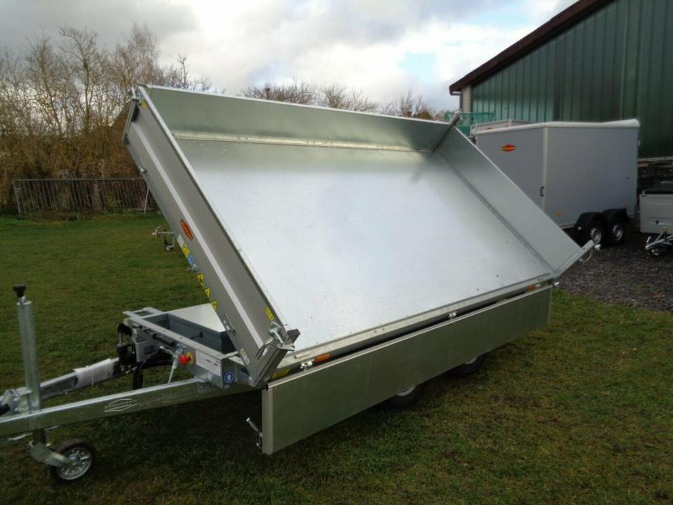Böckmann PKW-Anhänger E-Pumpe Dreiseitenkipper 2,7 to Blechcover - Remorque benne: photos 1 Böckmann PKW-Anhänger E-Pumpe Dreiseitenkipper 2,7 to Blechcover - Remorque benne: photos 1