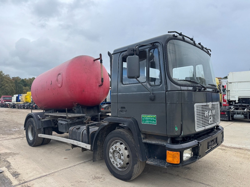 MAN 18.232 (8000 L / 6 CYLINDER WITH MANUAL PUMP / STEEL SUSPENSION) - Camion vidangeur: photos 3 MAN 18.232 (8000 L / 6 CYLINDER WITH MANUAL PUMP / STEEL SUSPENSION) - Camion vidangeur: photos 3