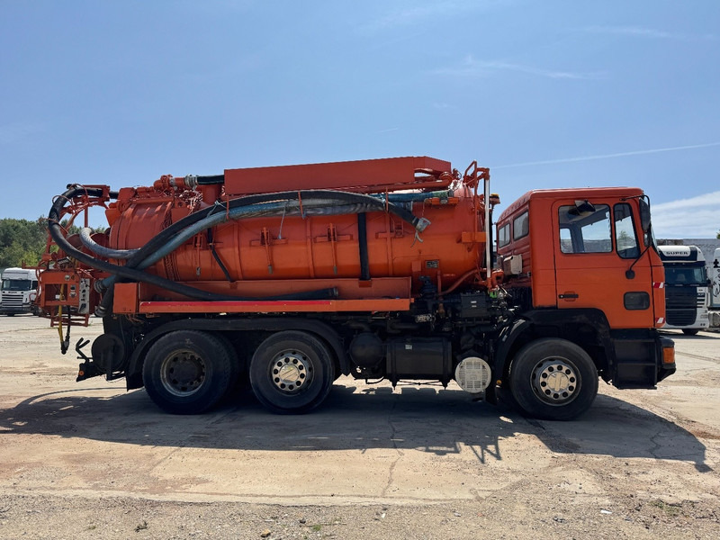 MAN 24.242 (10.000 L / BIG AXLE / 6 CYLINDER WITH MANUAL PUMP / LIKE NEW CONDITION!!!) - Camion vidangeur: photos 4 MAN 24.242 (10.000 L / BIG AXLE / 6 CYLINDER WITH MANUAL PUMP / LIKE NEW CONDITION!!!) - Camion vidangeur: photos 4