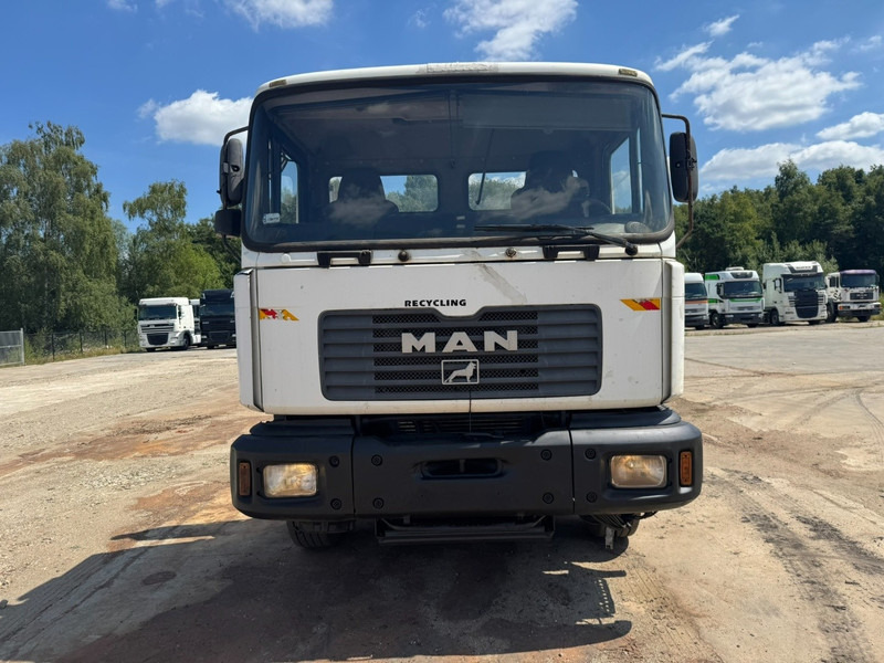 MAN 32.364 (EURO 2 / 6 CYLINDER / 12 TIRES / 8X4 / PERFECT) - Châssis cabine: photos 2 MAN 32.364 (EURO 2 / 6 CYLINDER / 12 TIRES / 8X4 / PERFECT) - Châssis cabine: photos 2