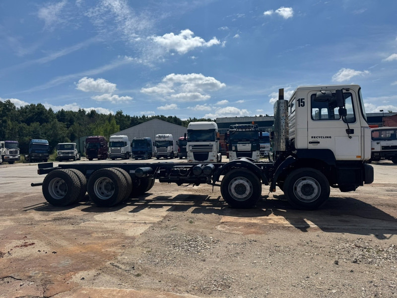 MAN 32.364 (EURO 2 / 6 CYLINDER / 12 TIRES / 8X4 / PERFECT) - Châssis cabine: photos 4 MAN 32.364 (EURO 2 / 6 CYLINDER / 12 TIRES / 8X4 / PERFECT) - Châssis cabine: photos 4