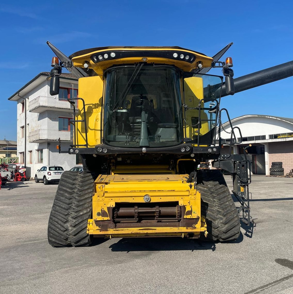 NEW HOLLAND MIETITREBBIA CR 9.90 - Moissonneuse-batteuse: photos 3 NEW HOLLAND MIETITREBBIA CR 9.90 - Moissonneuse-batteuse: photos 3