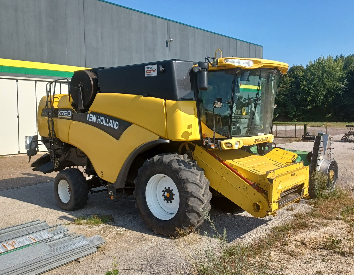 NEW HOLLAND MIETITREBBIA CX 720 - Moissonneuse-batteuse: photos 1 NEW HOLLAND MIETITREBBIA CX 720 - Moissonneuse-batteuse: photos 1
