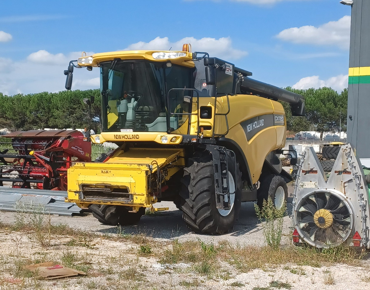 NEW HOLLAND MIETITREBBIA CX 720 - Moissonneuse-batteuse: photos 2 NEW HOLLAND MIETITREBBIA CX 720 - Moissonneuse-batteuse: photos 2