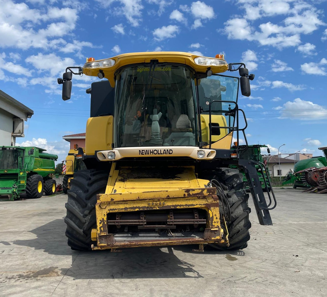 NEW HOLLAND MIETITREBBIA CX 8080 - Moissonneuse-batteuse: photos 3 NEW HOLLAND MIETITREBBIA CX 8080 - Moissonneuse-batteuse: photos 3