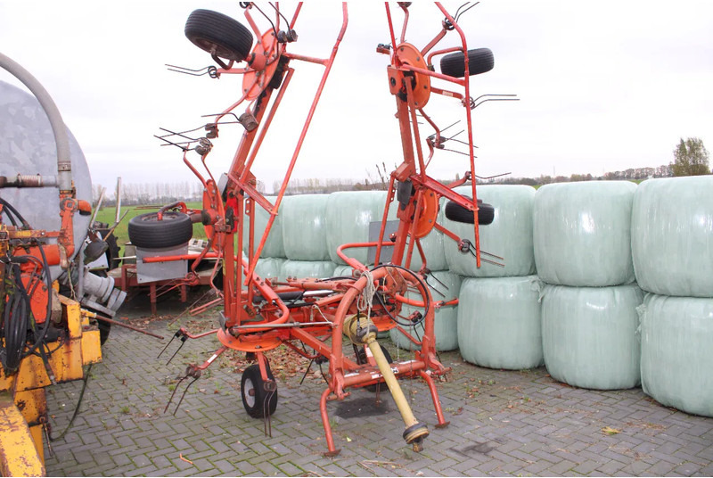 Fella 680 en diverse machines - Faneuse: photos 1 Fella 680 en diverse machines - Faneuse: photos 1