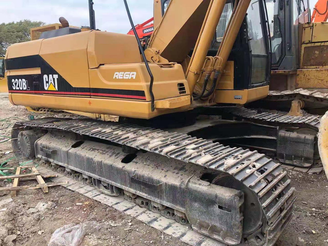 CATERPILLAR 320b - Pelle sur chenille: photos 5 CATERPILLAR 320b - Pelle sur chenille: photos 5