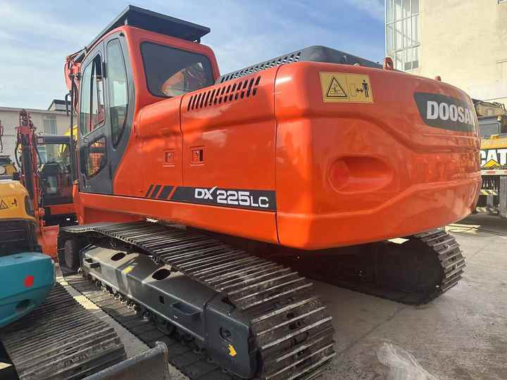 Doosan DX225LC Second-Hand Excavator | Korea Direct Import | 1-Year Warranty & Free Sea Shipping - Pelle sur chenille: photos 3 Doosan DX225LC Second-Hand Excavator | Korea Direct Import | 1-Year Warranty & Free Sea Shipping - Pelle sur chenille: photos 3