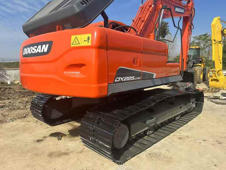 Second Hand Doosan Dx225 Excavator 20tons Middle Machine for Sale Excellent Condition Doosan Dx225 300 Hot Sale Machine - Pelle: photos 2 Second Hand Doosan Dx225 Excavator 20tons Middle Machine for Sale Excellent Condition Doosan Dx225 300 Hot Sale Machine - Pelle: photos 2