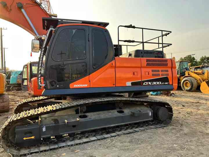 Used Digger DOOSAN DX300 Construction Machinery Construction Digger Used DOOSAN DX300 Cheap Excavator - Pelle sur chenille: photos 2 Used Digger DOOSAN DX300 Construction Machinery Construction Digger Used DOOSAN DX300 Cheap Excavator - Pelle sur chenille: photos 2