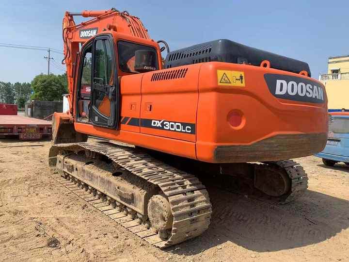 Used Digger DOOSAN DX300 Construction Machinery Construction Digger Used DOOSAN DX300 Cheap Excavator - Pelle sur chenille: photos 5 Used Digger DOOSAN DX300 Construction Machinery Construction Digger Used DOOSAN DX300 Cheap Excavator - Pelle sur chenille: photos 5